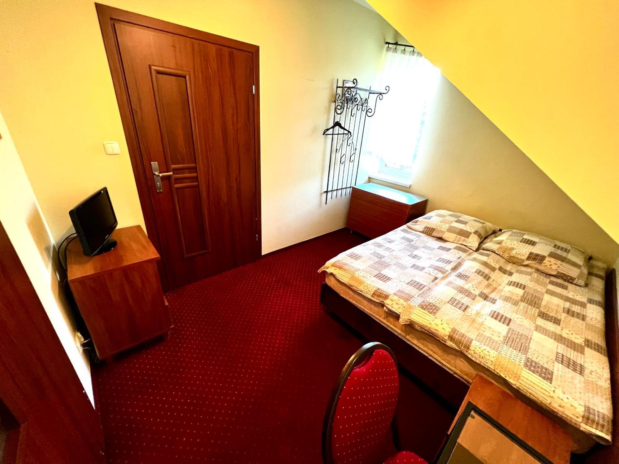 Zajazd Skorpion B&B Освиенцим Екстериор снимка