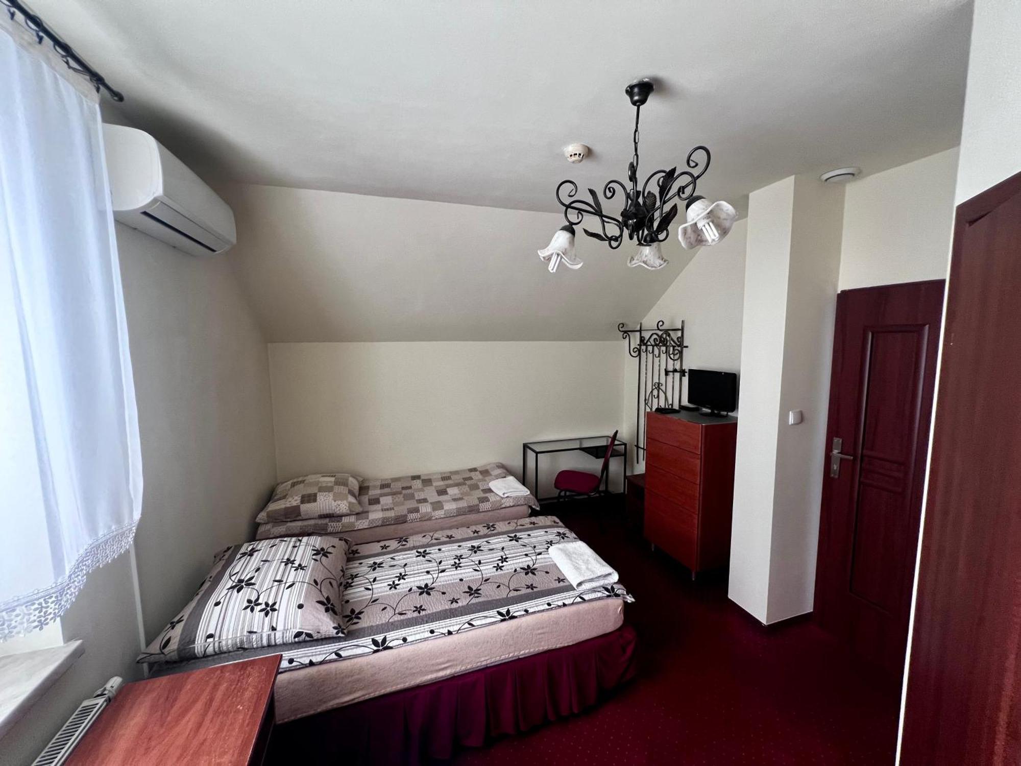 Zajazd Skorpion B&B Освиенцим Екстериор снимка